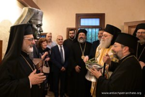 غبطته يكرس بالماء المقدس نصب المتروبوليت بشير ويبدو مقابلا مطران البرازيل دامسكينوس منصور