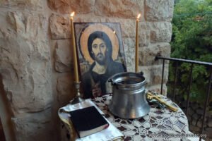 ايقونة الرب يسوع والكتاب المقدس والماء المقدسة والصليب المقدس في بيت ومتحف المتروبوليت بشير للتكريس