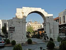 قوس النصر بالقرب من مريمية الشام وسط الشارع المستقيم