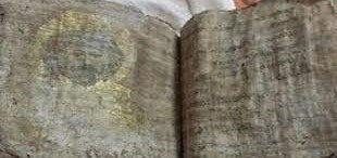 بأية لغة كُتب الكتاب المقدس