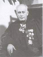 الدكتور اسد رستم مؤرخ الكرسي الانطاكي المقدس متقلدا اوسمته وابرزها وسام الكرسي الانطاكي المقدس