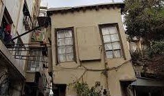 “بيت دمشق المائل”