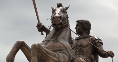 الاسكندر الأكبر فاتحاً