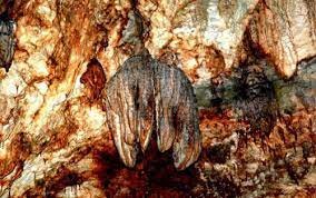 “هوة الشنية”… القمع والبئر والمغارة