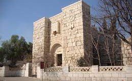 باب بولس وهو الذي تدلى منه بولس الرسول بزنبيل هرباً من اليهود