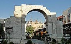 الشارع المستقيم بدمشق يقع في قلب المدينة القديمة وبناه الرومان داخل السور ويقسم المدينة لقسمين وورد ذكره في الإنجيل (مواقع التواصل)