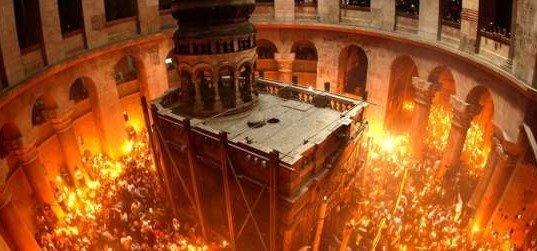 النور المقدس يملأ كنيسة القيامة ويشعل كل القناديل والشموع بيد الناس بسرعة البرق ولمدة نصف ساعة ناره لاتحرق...