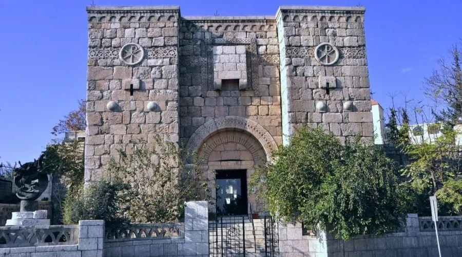 باب بولس وهو الذي تدلى منه بولس الرسول بزنبيل هرباً من اليهود