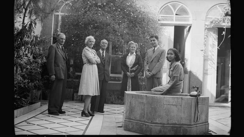 صورة لإحدى عائلات دمشق في أربعينيات القرن العشرين (مكتبة الكونغرس)