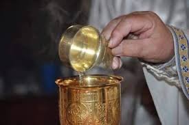 لماذا يسكب الكاهن الماء الساخن على القرابين المقدسة؟