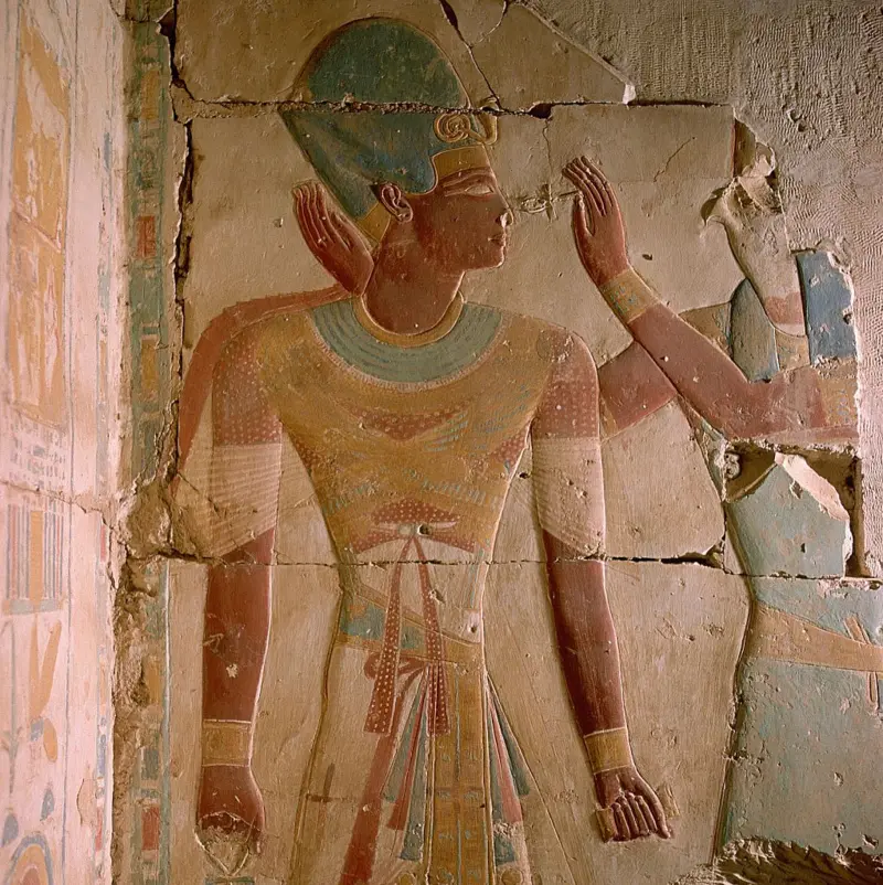 نقش ملون للملك رمسيس الثاني في أحد معابده في أبيدوس